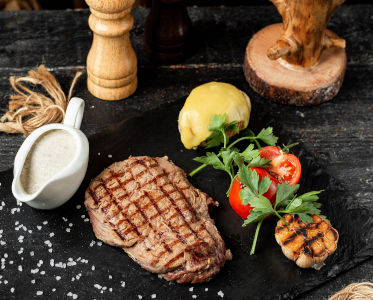 Мифы о стейках: отбивное vs выдержанное, «мраморность» и как её оценивать, стоит ли бояться прожарки rare/medium rare. 